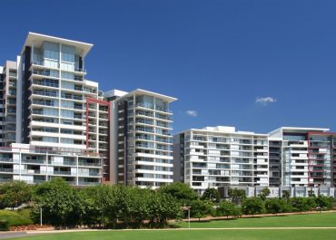 Desarrollo vertical de apartamentos con áreas verdes