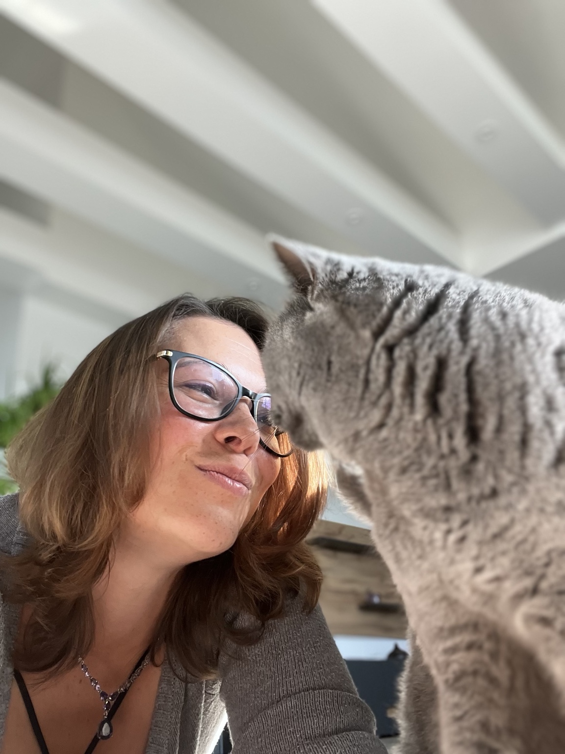Stephana Merkl mit ihrer Katze Lissy