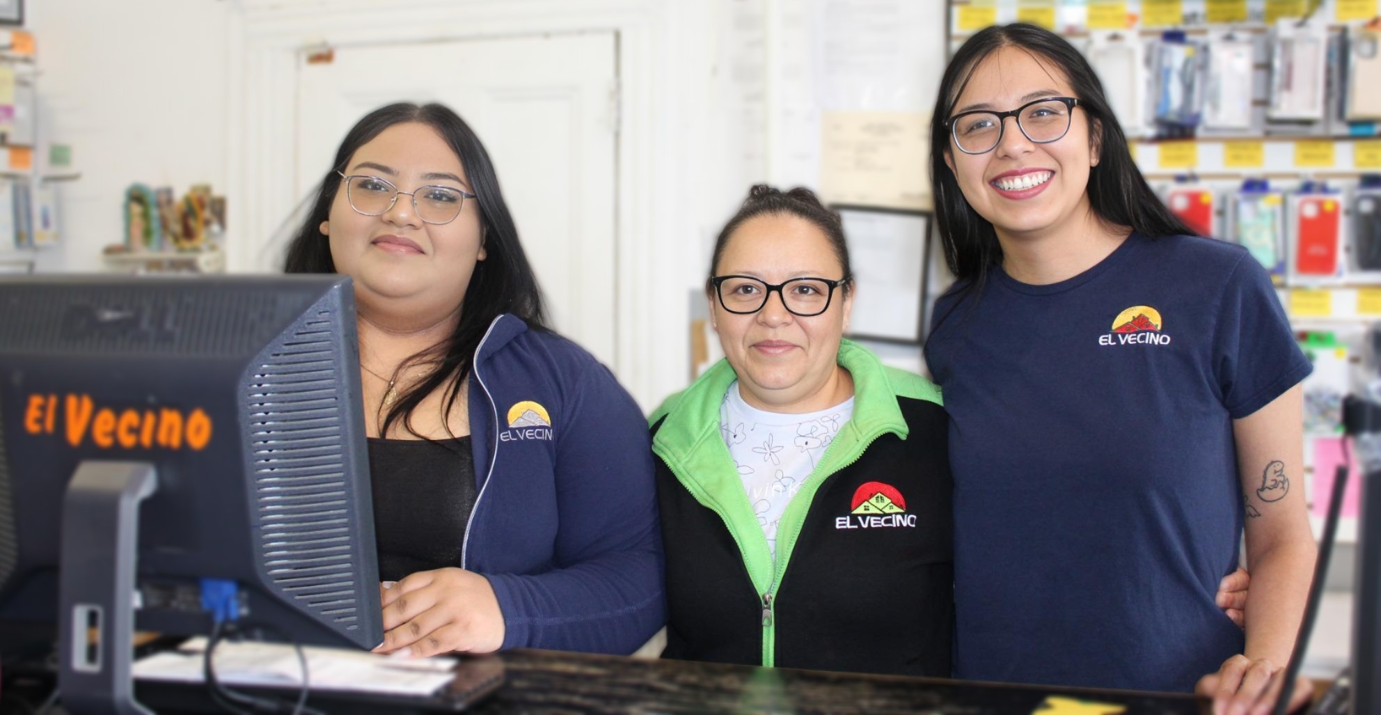 Equipo de El Vecino en la tienda de Red Bank