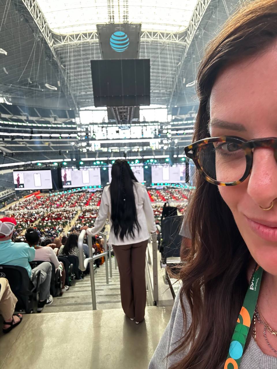 Sara che viaggia partecipando a grandi eventi internazionali e vivendo esperienze uniche