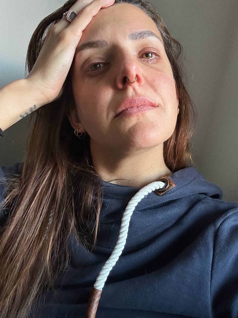 Sara nel momento del burnout in lacrime dopo le continue richieste di dimostrare di essere capace