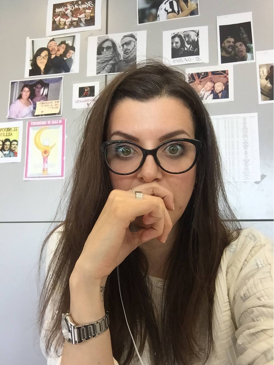 Sara al lavoro nel mondo della moda in ufficio