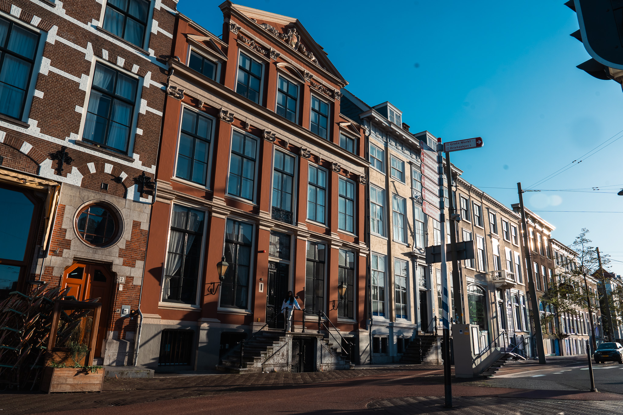 Karishma aan tafel in het kantoor aan de Prinsegracht
