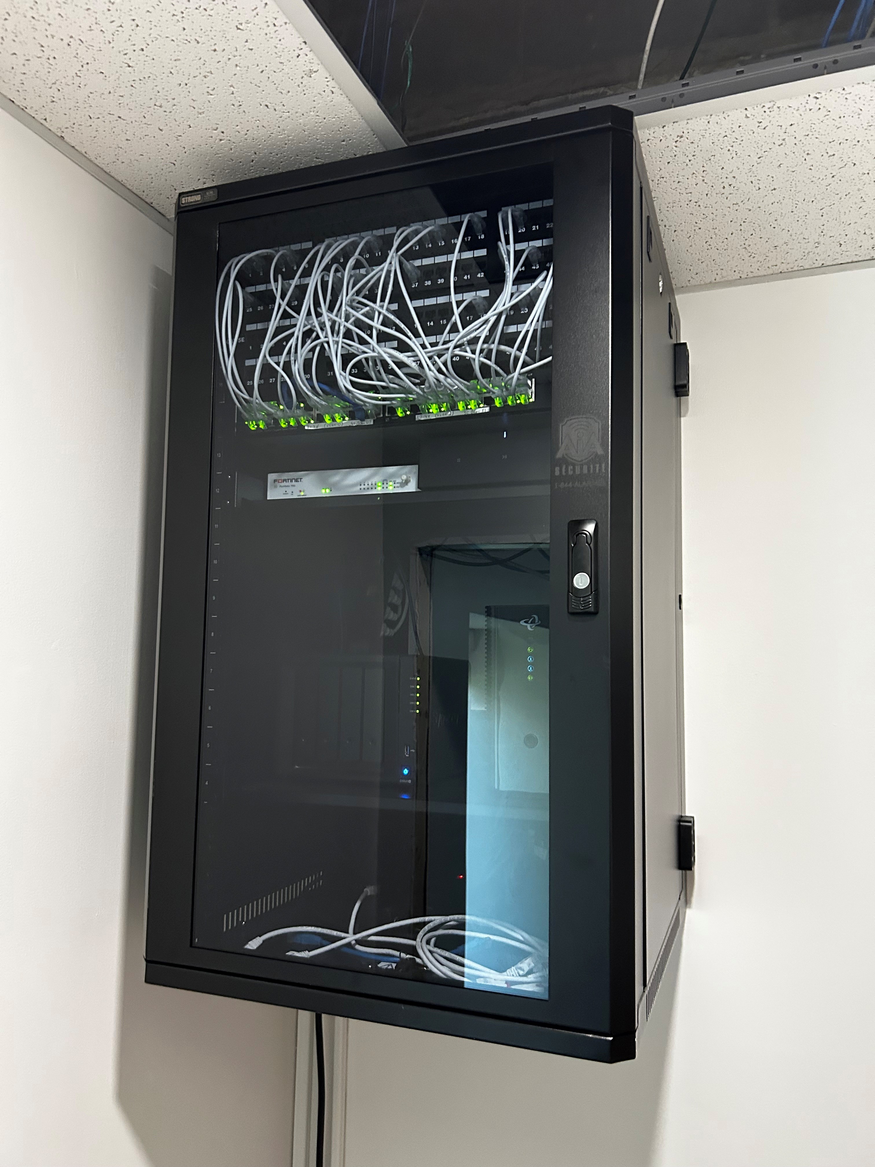 Cabinet réseau mural ventilé avec pare-feu Fortinet et switch PoE