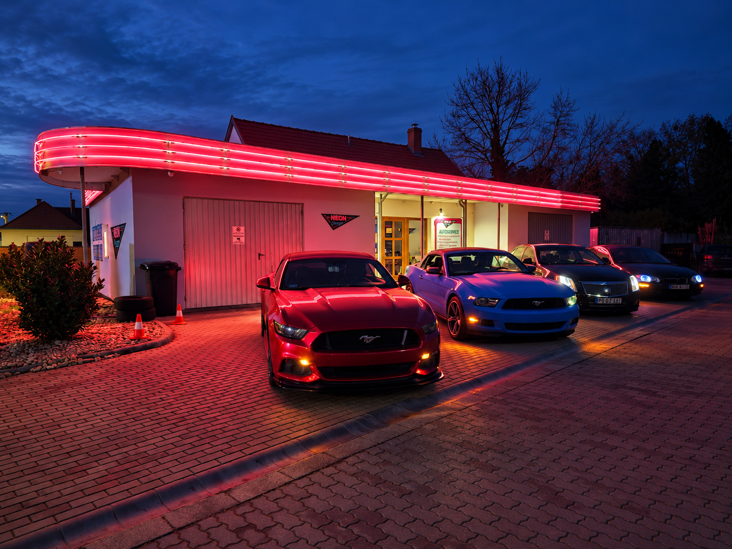 Neon Garage épület autókkal