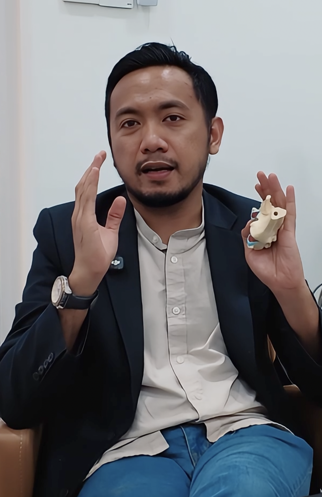 Dr Harith Shahiran memberi penerangan tentang sendi lutut