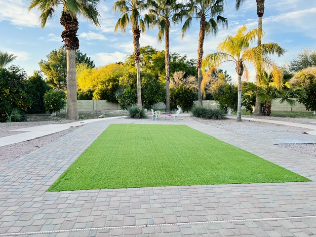 Outdoor courtyard and private palm tree grounds at Serenity Circle RTC in Mesa, AZ