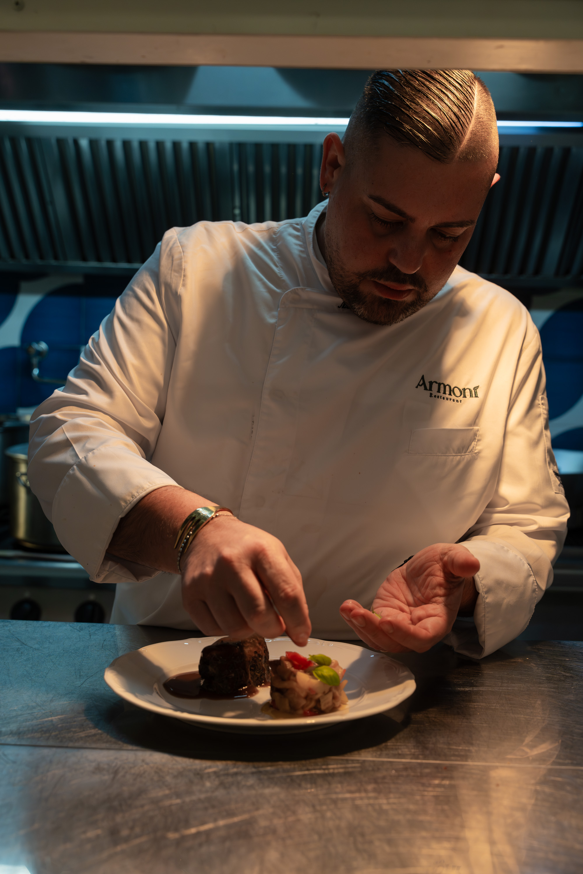 Mariano mentre cura la preparazione e l'impiattamento in cucina da Armonì Aversa