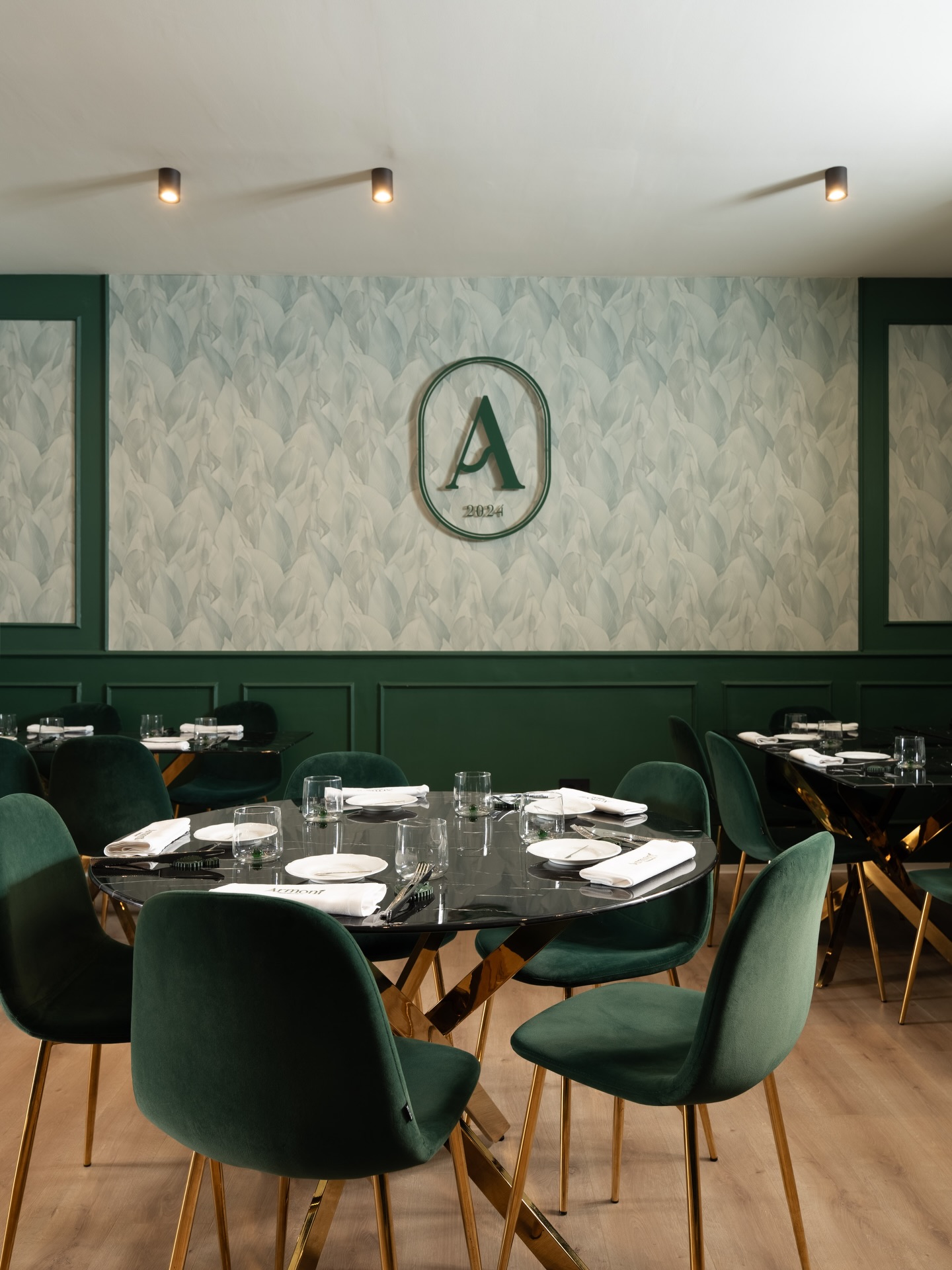 I tavoli rotondi di design con sedute in velluto verde da Armonì Aversa