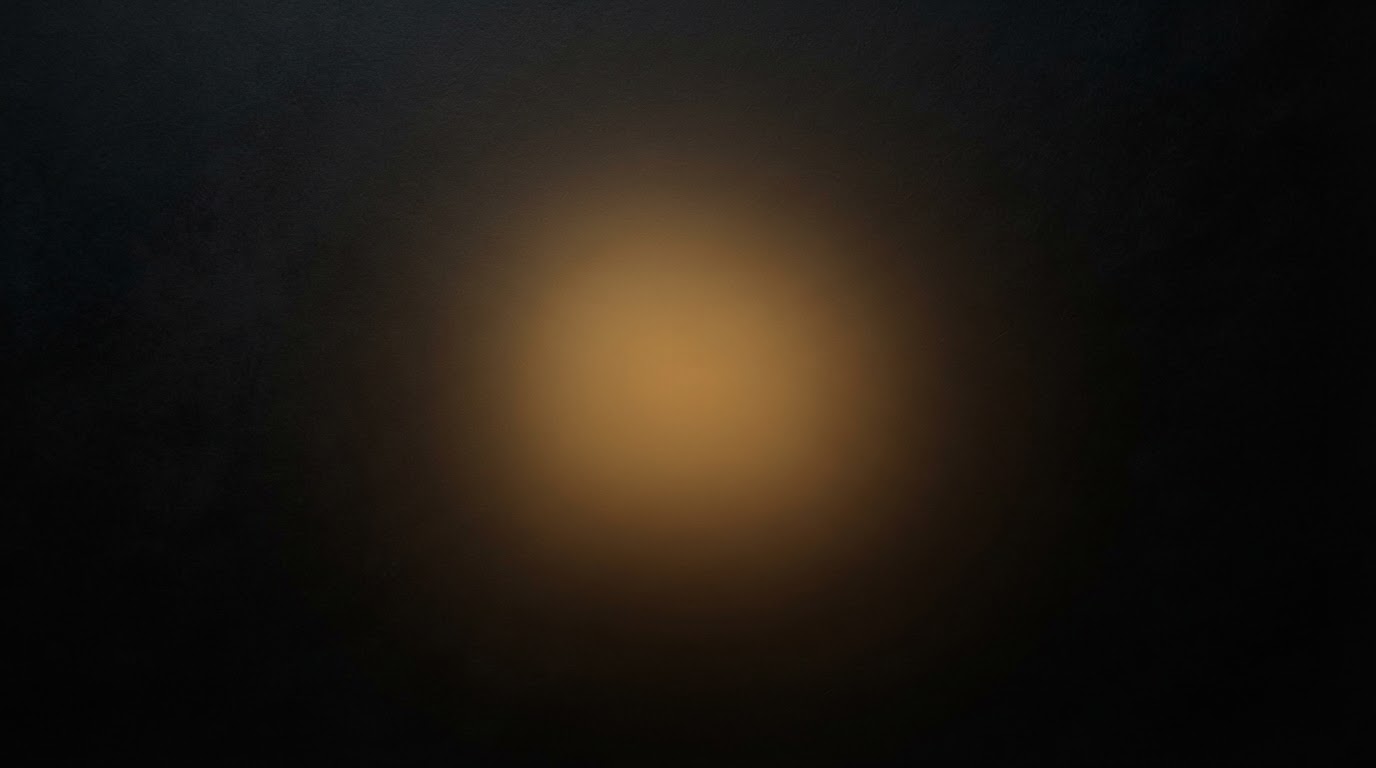 Warmes Licht über dunkler Oberfläche