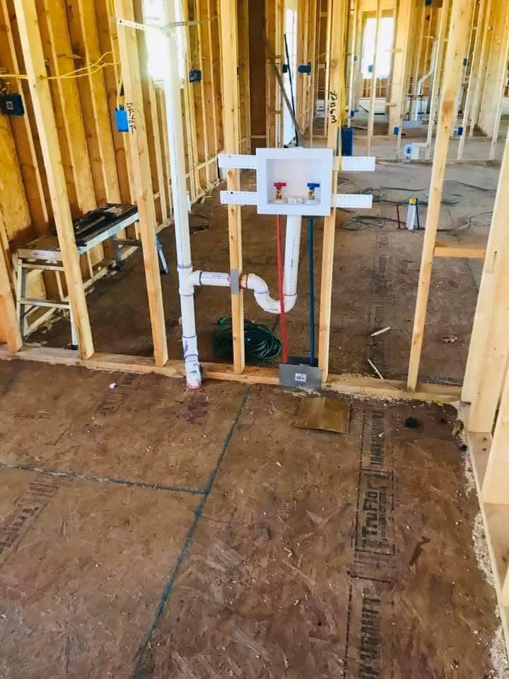 Instalación de caja de lavandería con drenaje P-trap y tubería PEX