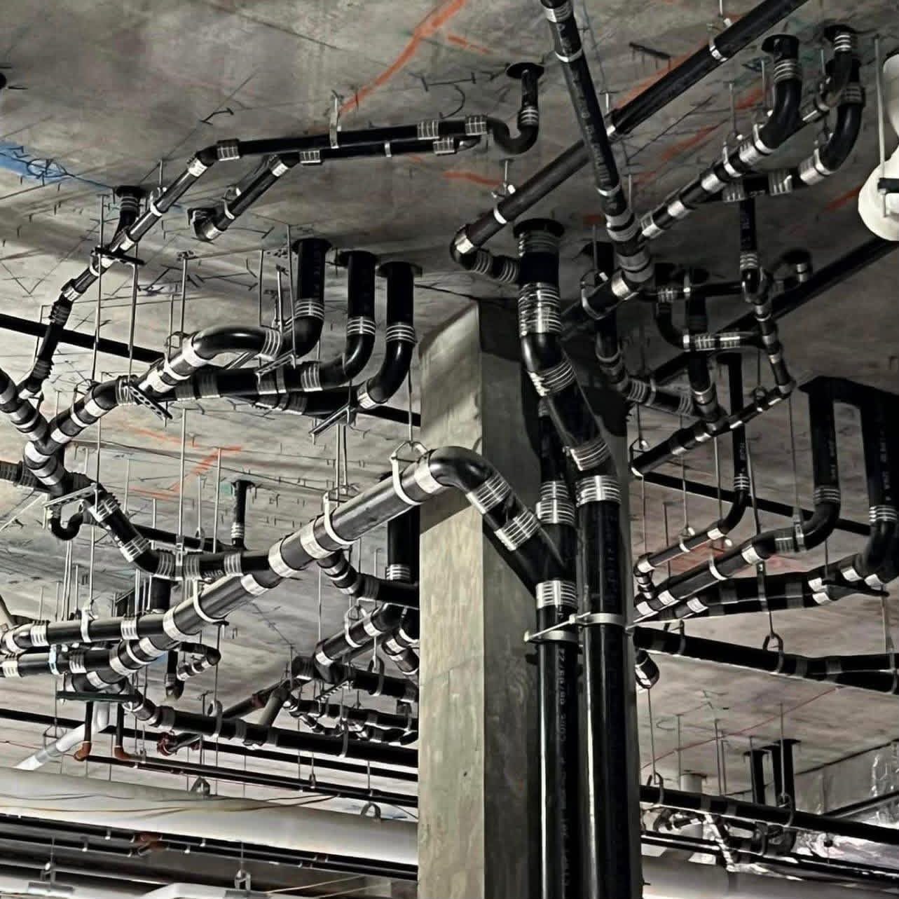 Sistema de drenajes y tuberías aéreas bien ensamblado