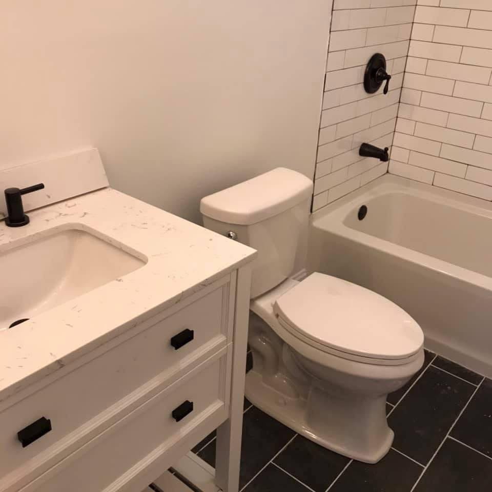 Instalación de tina, inodoro y grifería de baño completa