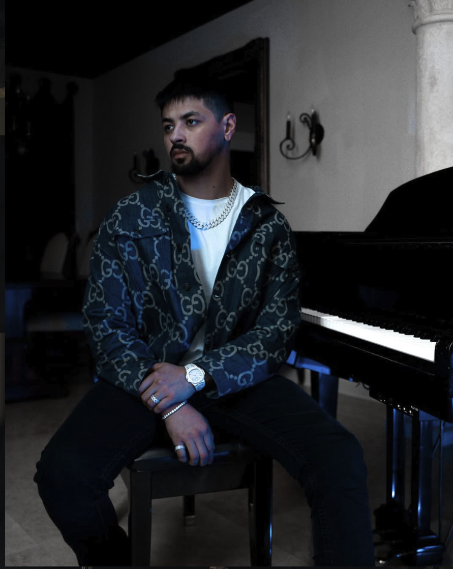 Justin War luxury mastermind portrait at grand piano