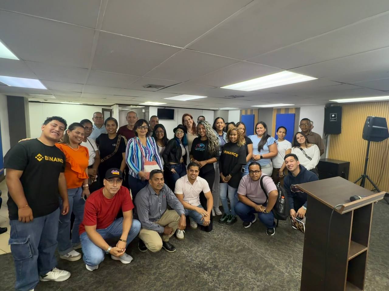 Taller presencial Binance y USDT desde cero con participantes