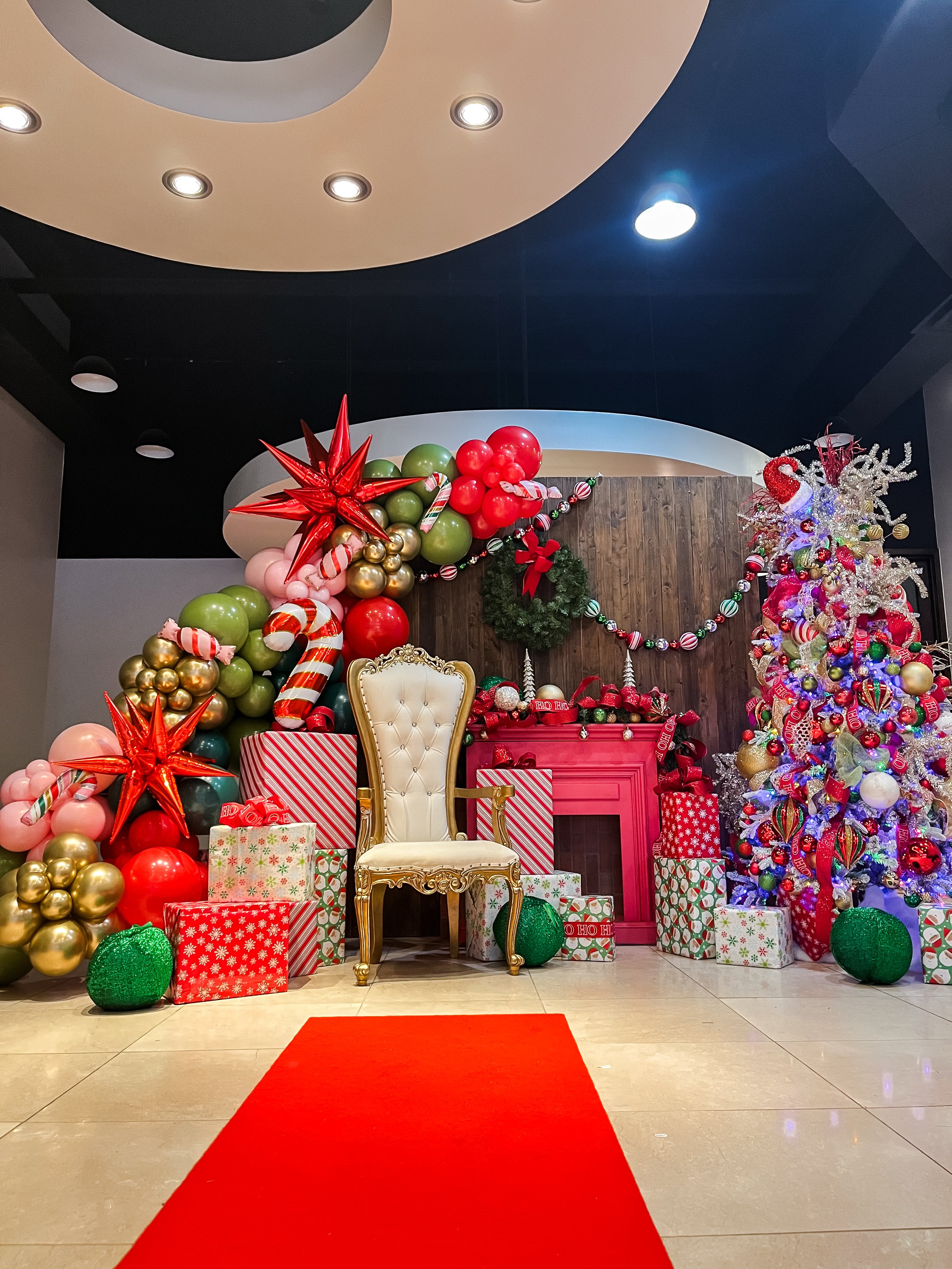 Santa Holiday Throne & Fireplace Balloon Display