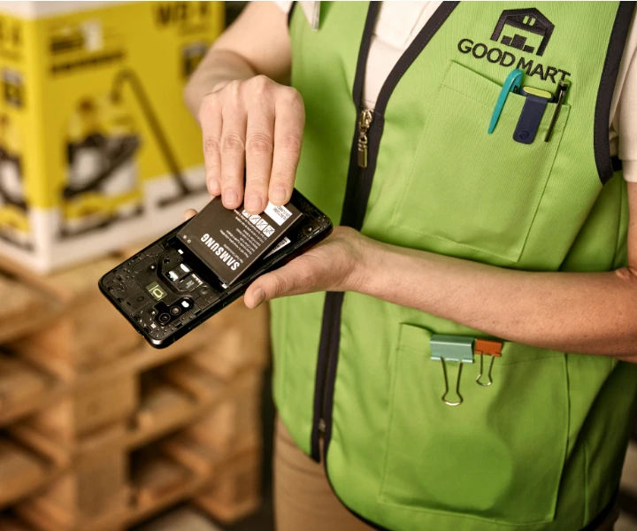 Operador de supermercado cambiando la batería extraíble del dispositivo Samsung