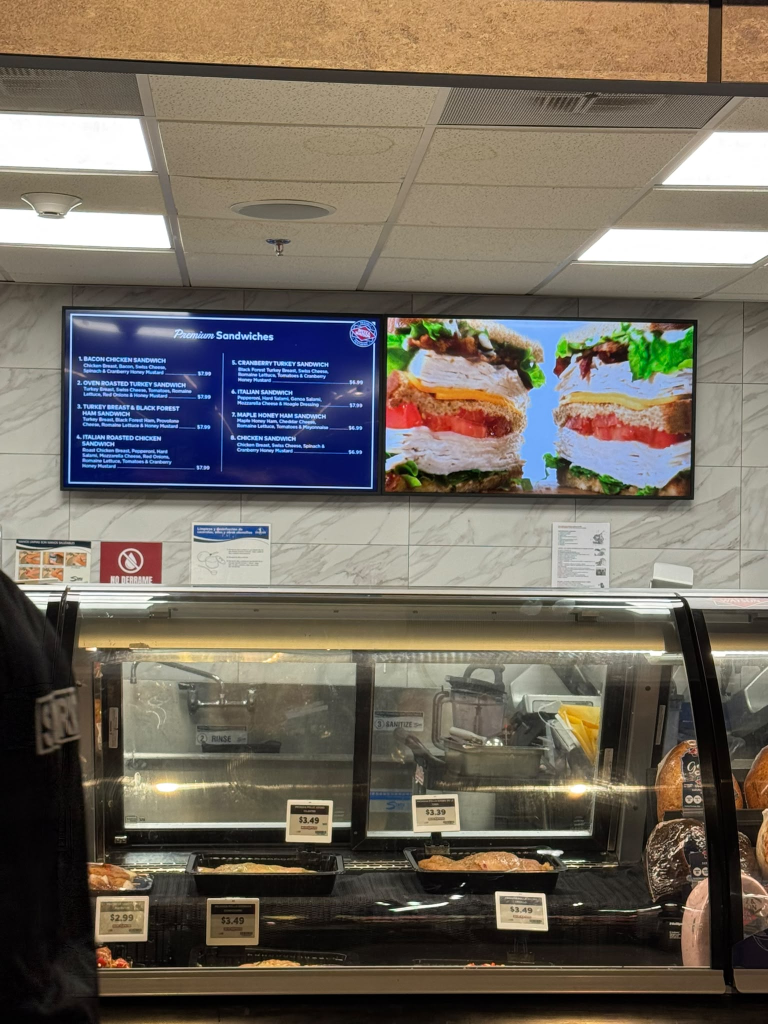 Instalación de pantallas digitales Samsung en mostrador Premium Sandwiches