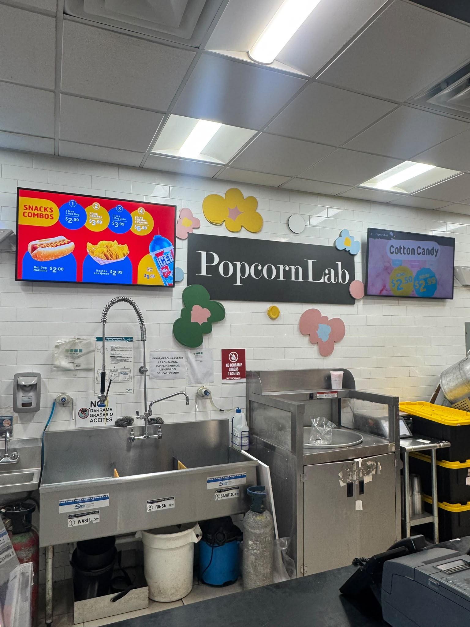 Instalación de pantallas digitales Samsung en mostrador PopcornLab