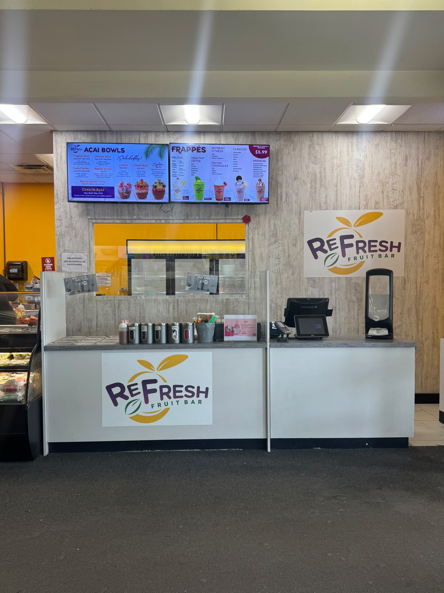 Instalación de pantallas digitales Samsung en Refresh Fruit Bar