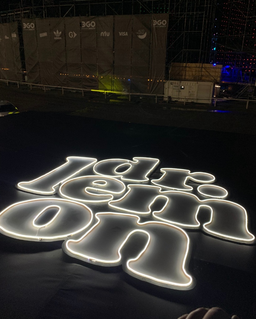 Cartel gigante de Dr. Lemon en evento masivo por Neon Infinito