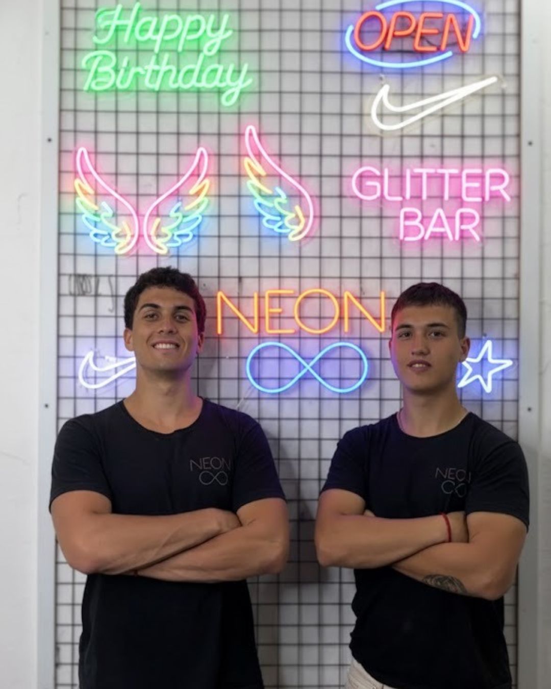 Bruno y Gaspar fundadores de Neon Infinito en su taller de carteles de Neon LED