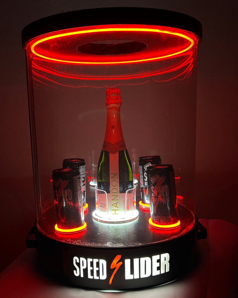 Estructura luminosa cilíndrica de Speed Lider y Chandon por Neon Infinito