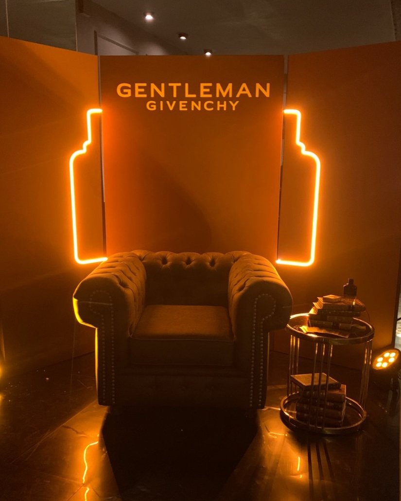 Stand y silueta neón para Gentleman Givenchy por Neon Infinito
