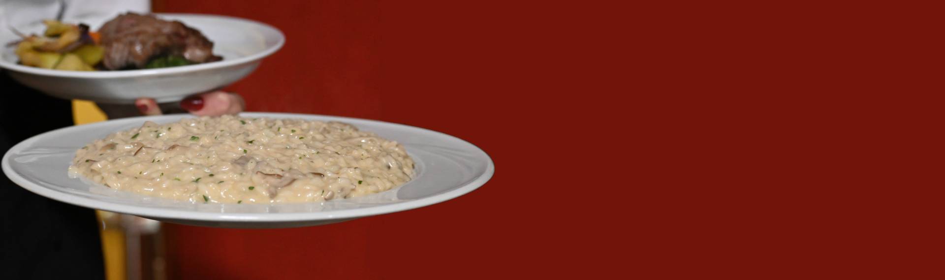 Tre piatti di risotto serviti con cura