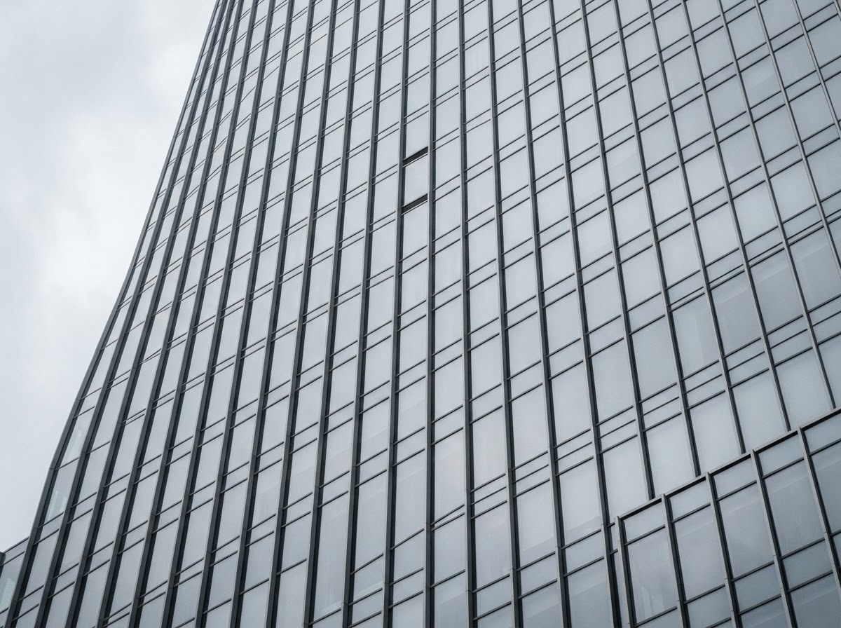 Detalle arquitectónico de fachada de cristal corporativa