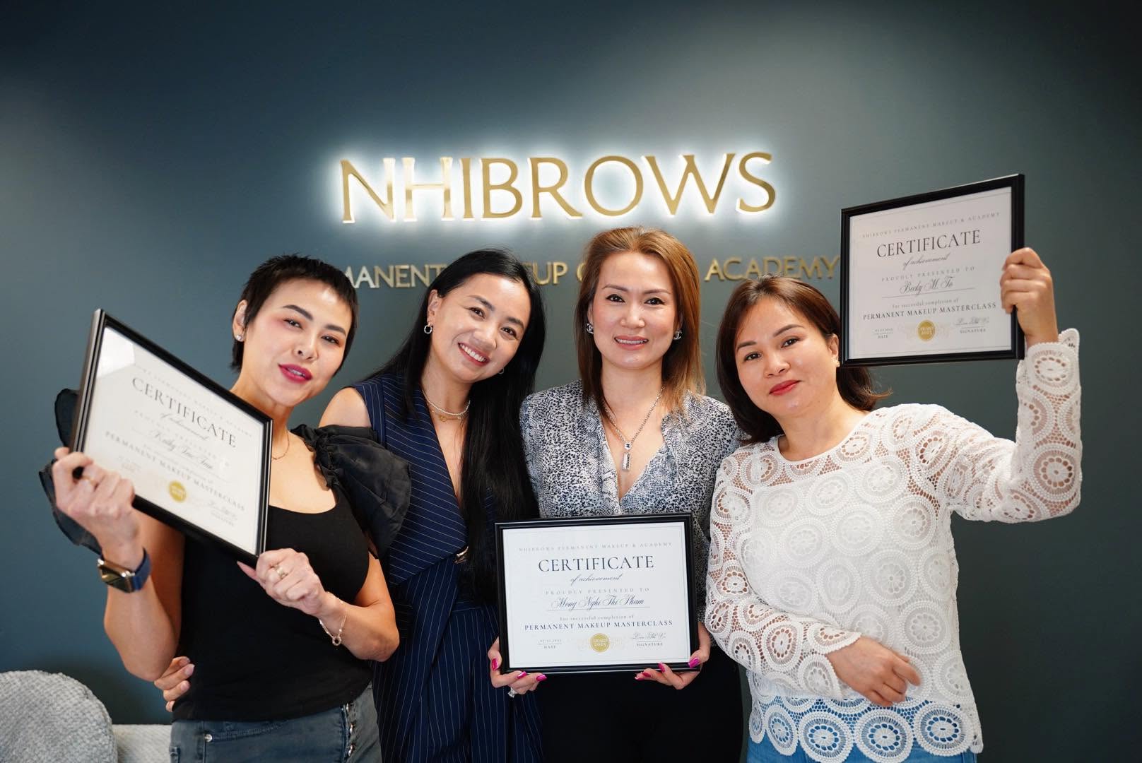 Master Nhi (Lan Nhi Vo) cùng học viên nhận chứng nhận tốt nghiệp tại NhiBrows Permanent Makeup Academy Fairfax Virginia