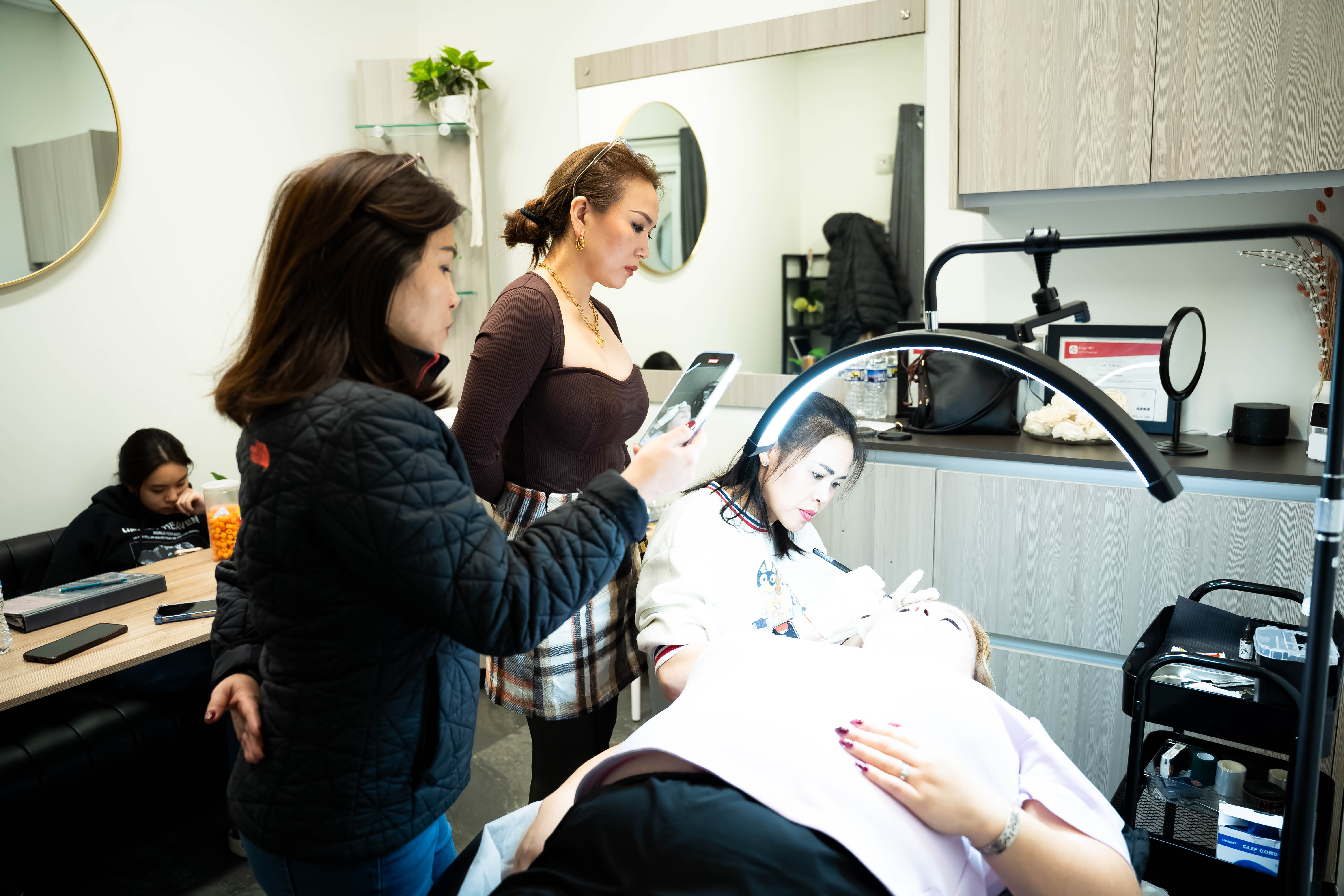 Cầm Tay Chỉ Việc Tại Studio — Học viên được thị phạm trực quan, chỉnh sửa từng milimét đường nét và kỹ thuật rải hạt. tại NhiBrows Academy Fairfax Virginia
