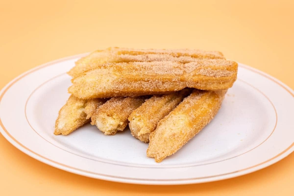 Churros dorados con canela y azúcar