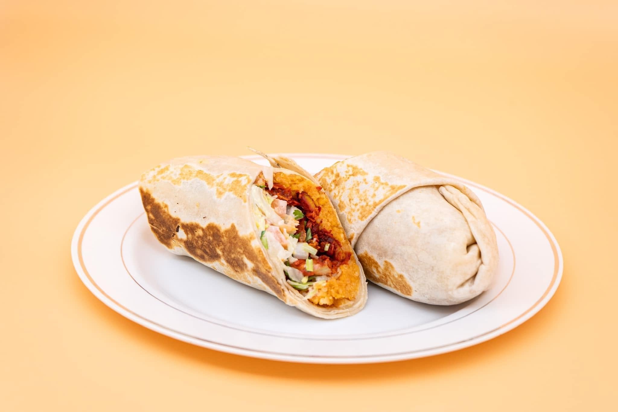 Burrito dorado a la plancha relleno de carne, arroz y vegetales