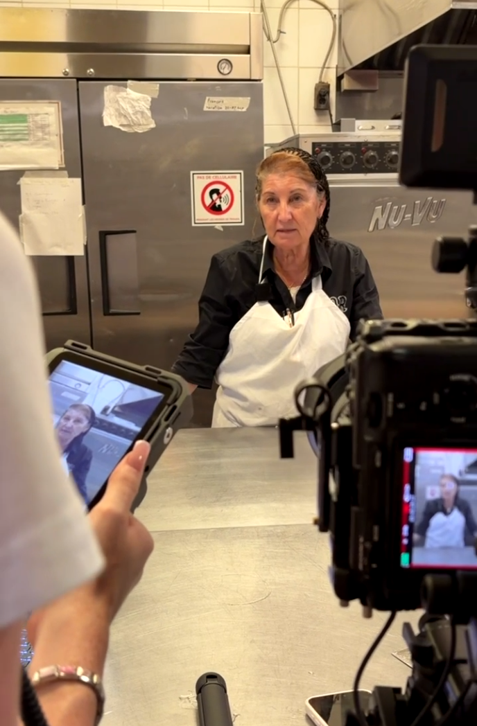 Tournage professionnel en cuisine avec l'équipe