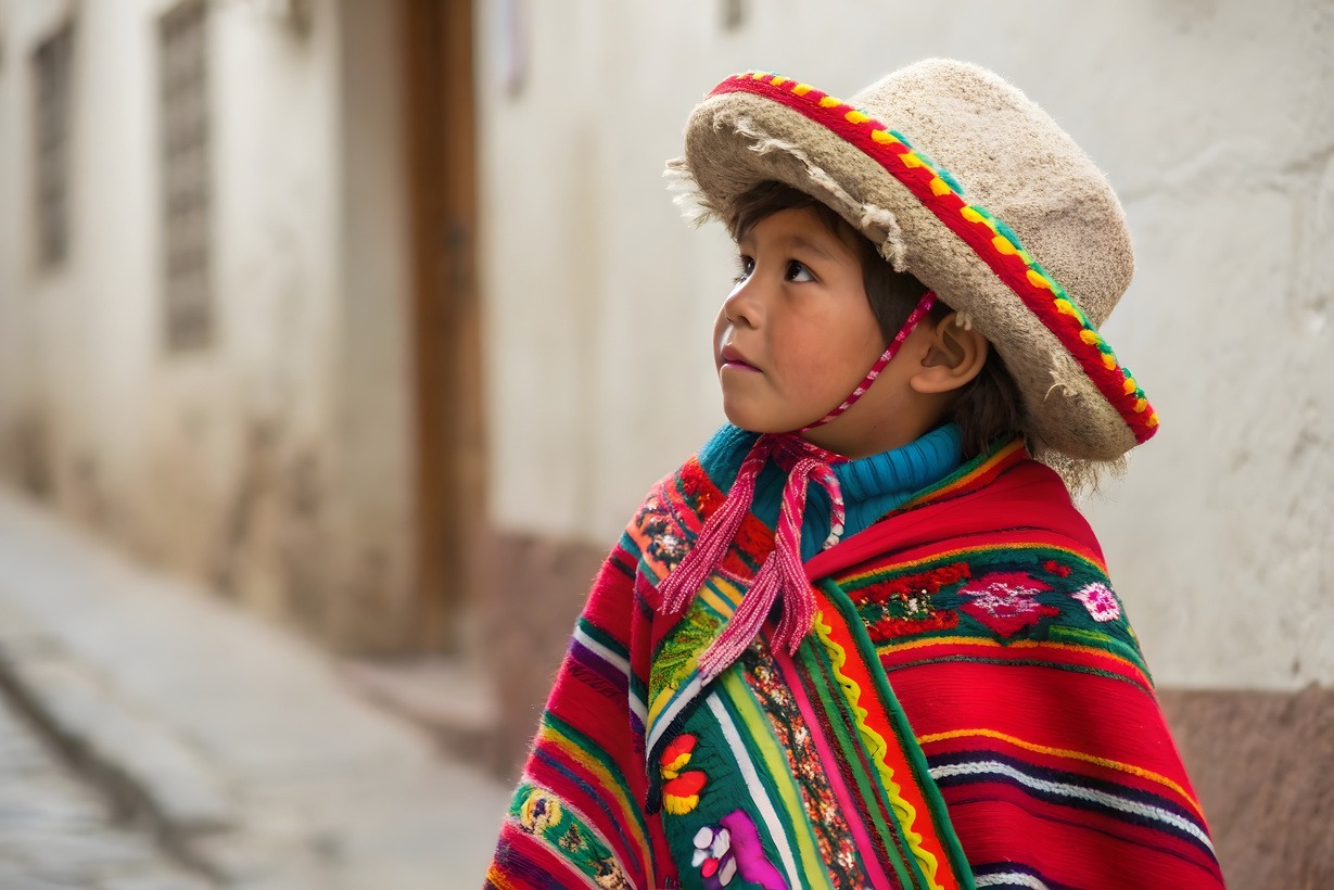 Criança andina em trajes tradicionais nos Andes peruanos — conexão com a ancestralidade