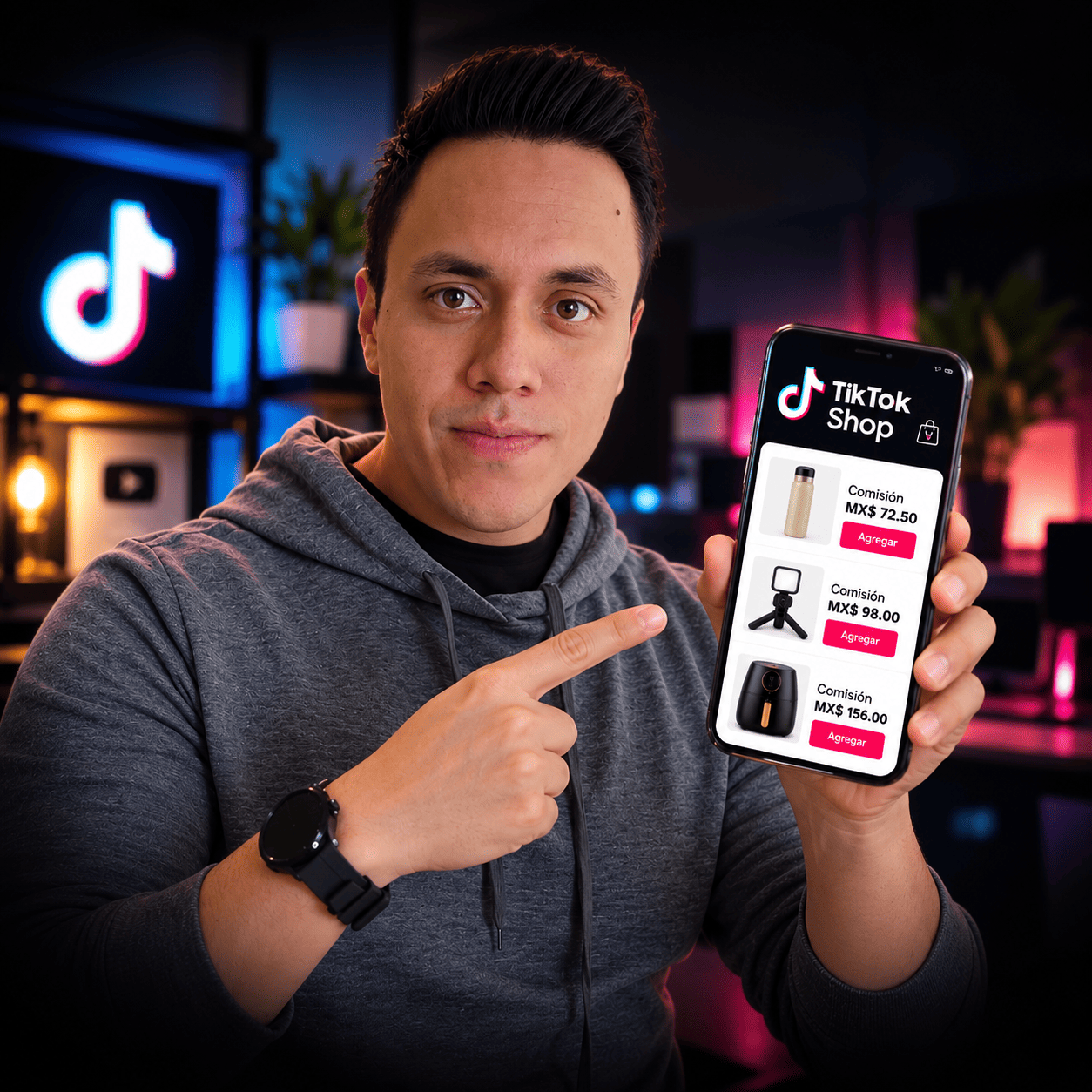 Daniel Domínguez sosteniendo un celular mostrando TikTok Shop