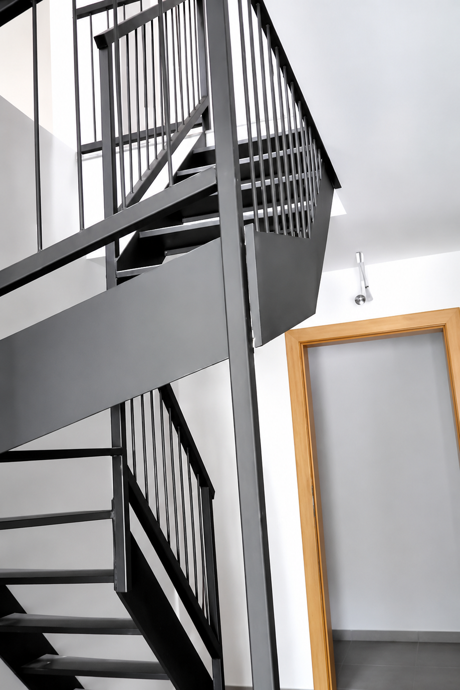 Escala metàl·lica interior de disseny per als dúplex