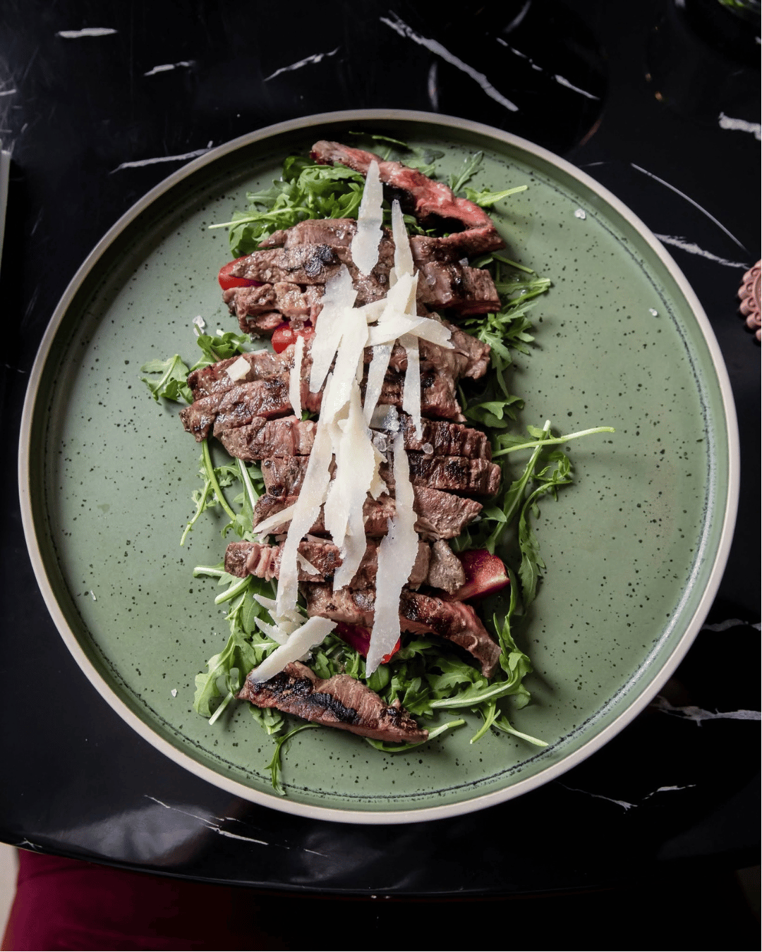 Tagliata di manzo con rucola e scaglie di parmigiano