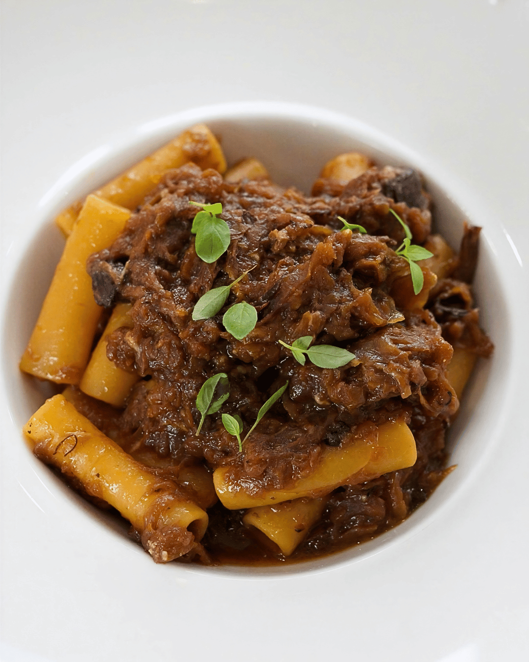 Pasta alla genovese napoletana con erbe aromatiche fresche
