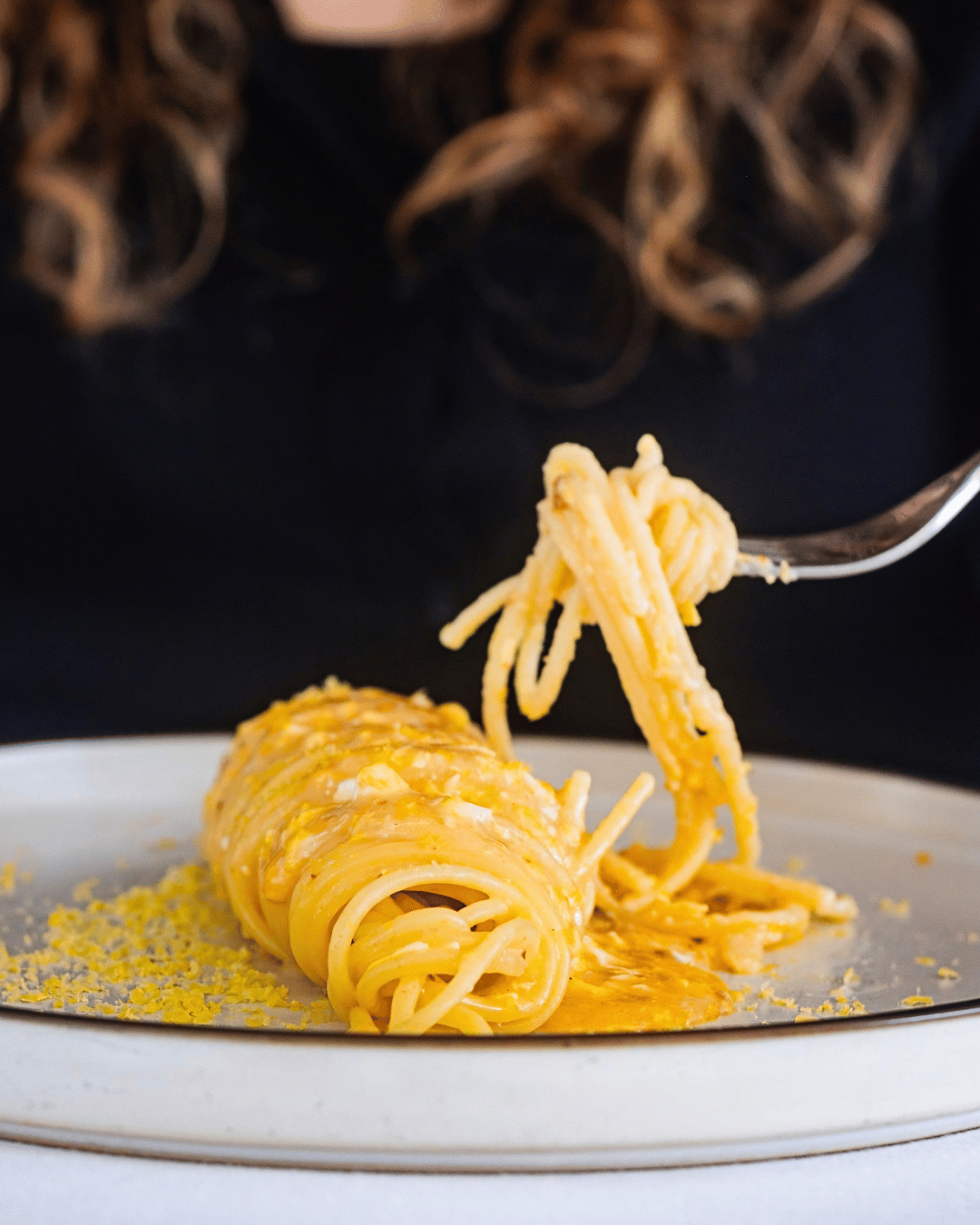 ’A Puveriello di Armonì: spaghetti, uovo cremoso, sugna, formaggio e pepe nero