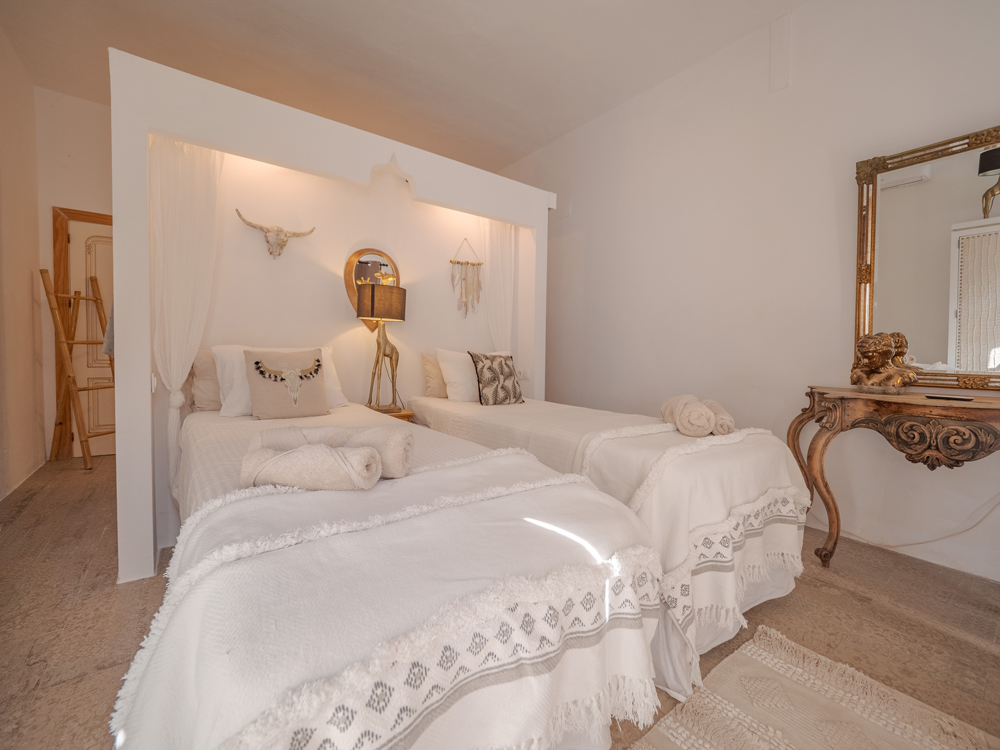 Kamer Bohemian in Villa Fahala met overkapt hemelbed en boho decoratie