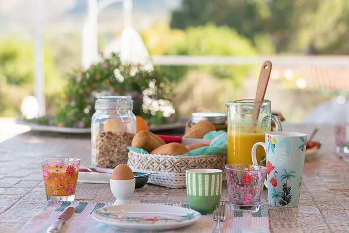 Ontbijt aan een gedekte tafel in de Andalusische ochtendzon