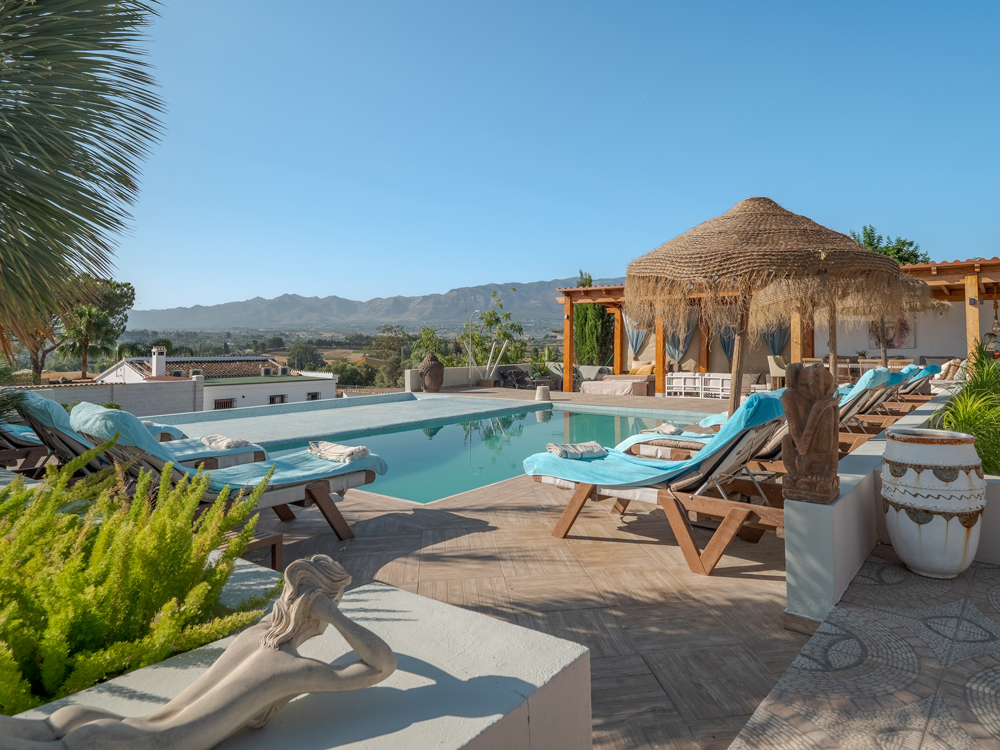 Zwembad van Villa Fahala met panoramisch uitzicht op de Andalusische bergen