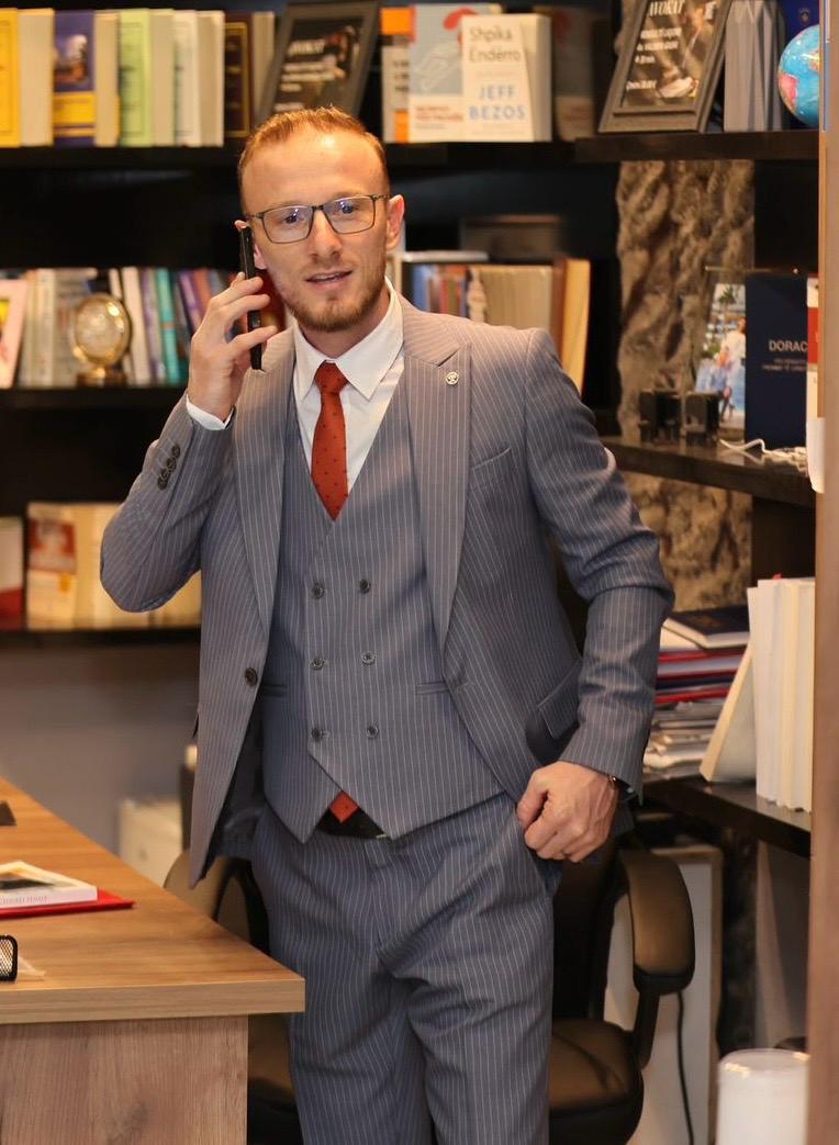 Av. Valdrin Gashi në zyrë