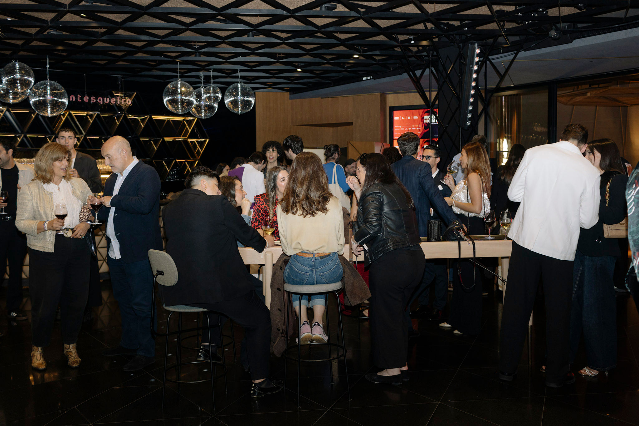 Networking, cóctel y ambiente distendido de invitados y marcas en ELLOS