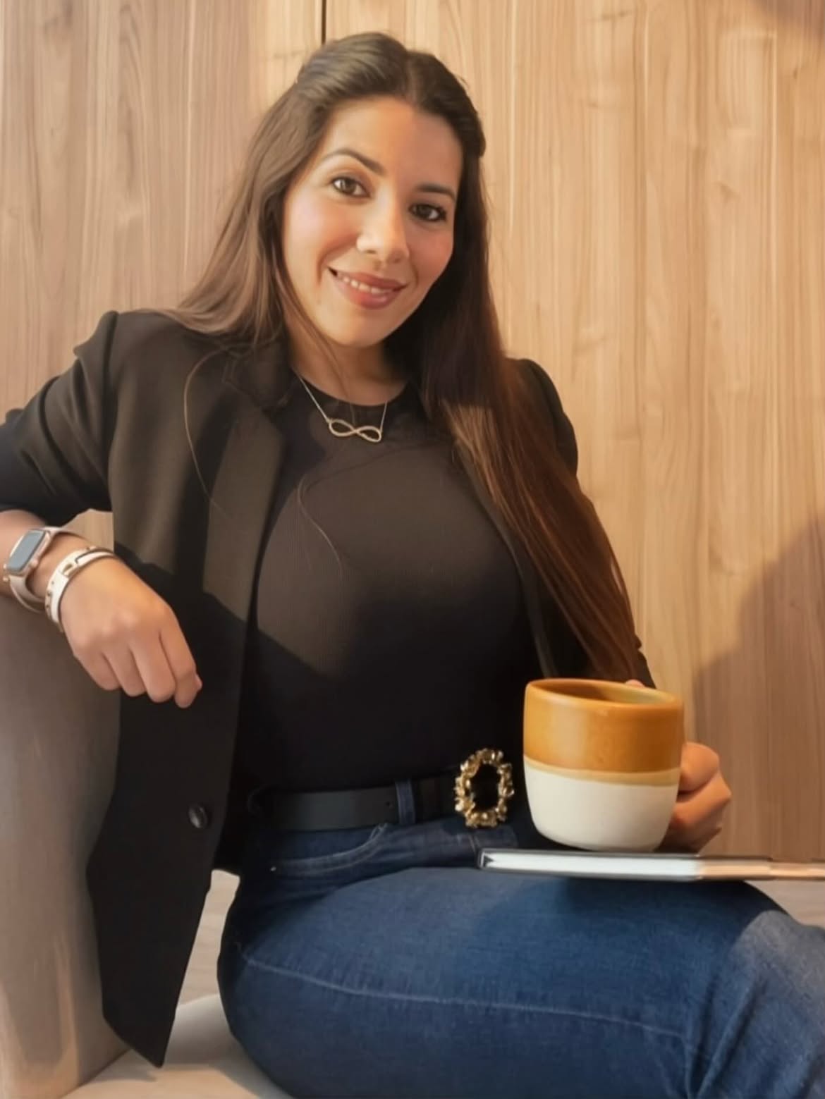 Hilda García en sesión de asesoría inmobiliaria