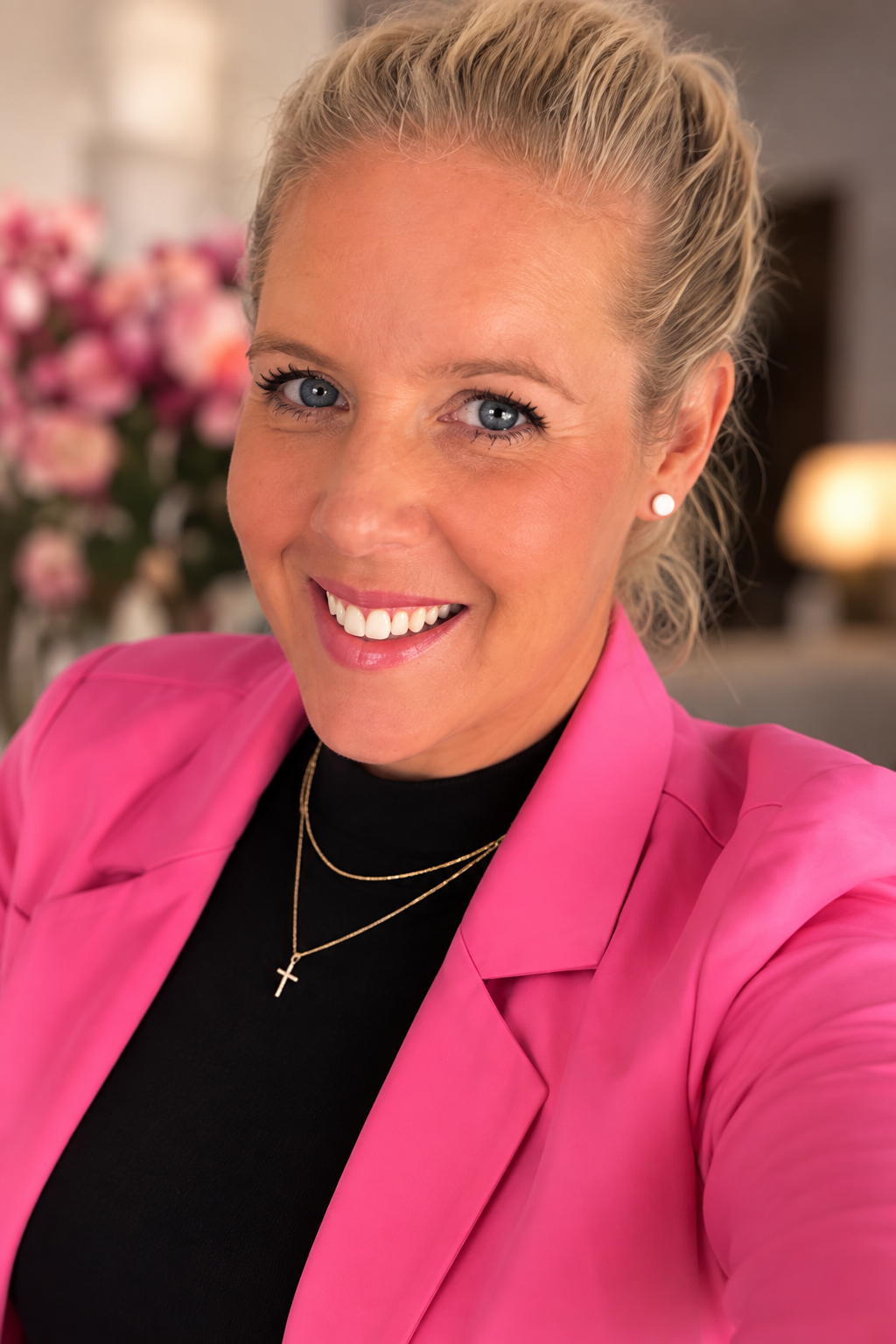 Jennifer Beck im pinken Blazer