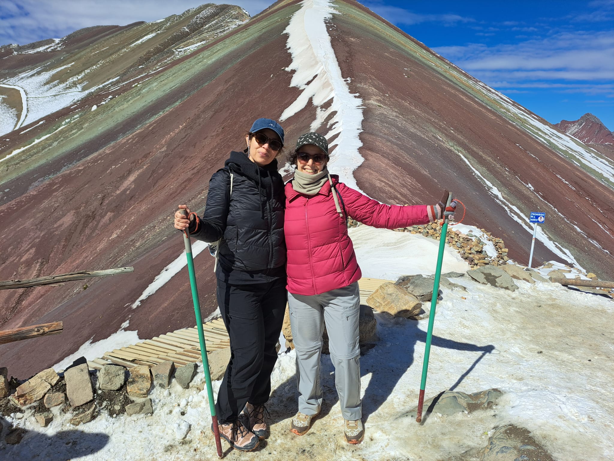 Dos viajeras de Viajes y Turismo Amazonas en la Montaña de Colores, Vinicunca, Perú