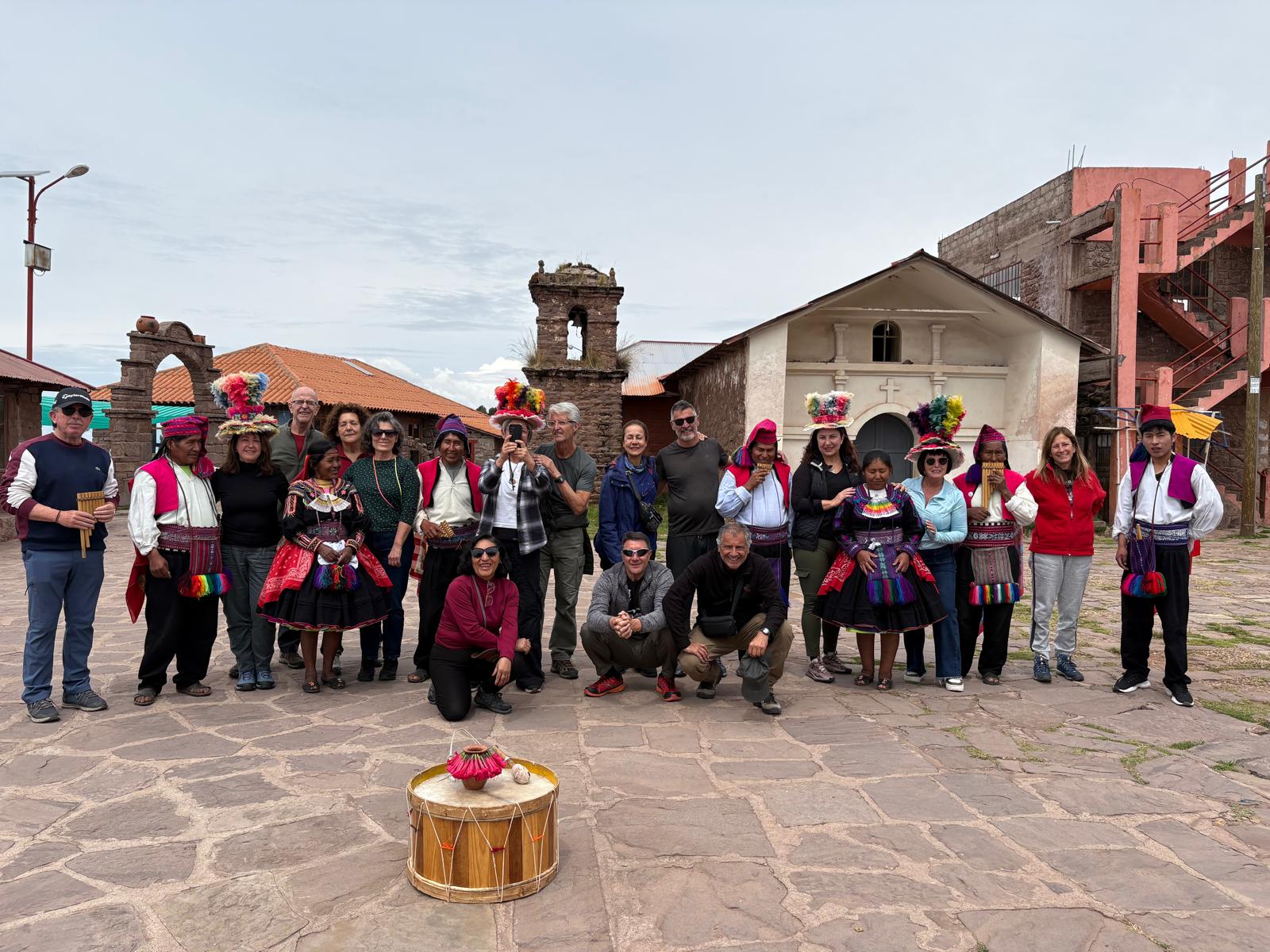 Grupo de viajeros compartiendo con la comunidad local tradicional en Perú